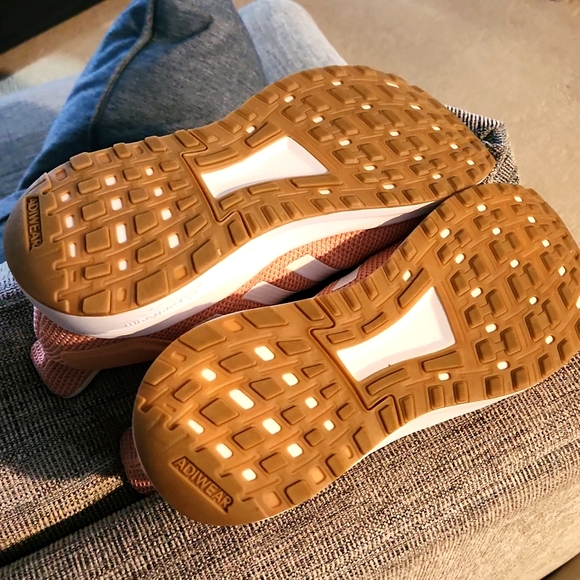 Athletic shoes - Picture 4 of 6